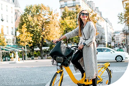 Femme à vélo dans une rue de Paris