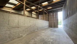  BATIMENT INDUSTRIEL 885 m² CAUDAN