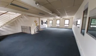  LOCAUX PROFESSIONNELS 200 m² PONTIVY