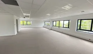  BUREAUX & LOCAUX COMMERCIAUX 1 090 m² -BREST