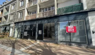  À AVNDRE LOCAL COMMERCIAL / BUREAU VITRINE 235 m² LORIENT