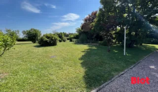 Terrain 885m²