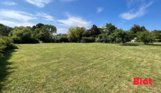 Terrain 885m²