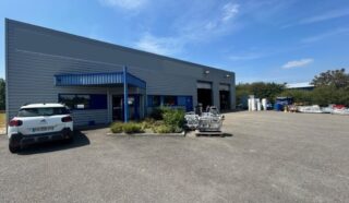  Ou  LOCAL D'ACTIVITÉS avec terrain CRÉVIN 670 m²