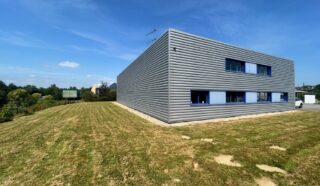  Ou  LOCAL D'ACTIVITÉS avec terrain CRÉVIN 670 m²