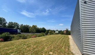  Ou  LOCAL D'ACTIVITÉS avec terrain CRÉVIN 670 m²