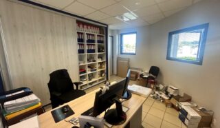 Ou  LOCAL D'ACTIVITÉS avec terrain CRÉVIN 670 m²
