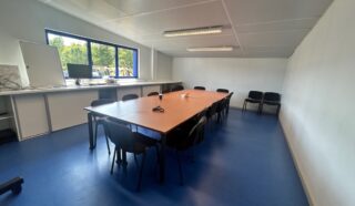  Ou  LOCAL D'ACTIVITÉS avec terrain CRÉVIN 670 m²