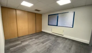  LOCAL D'ACTIVITES 400 M² TADEN