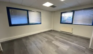  LOCAL D'ACTIVITES 400 M² TADEN