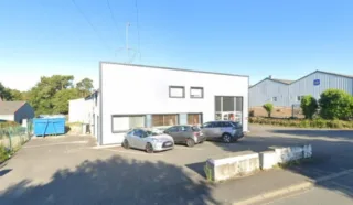  Local d'activités/commercial SAINT AVÉ 370 m²