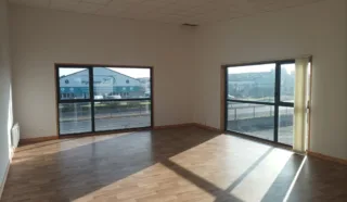  BUREAUX 76 m² PLOUDANIEL