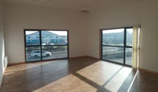  BUREAUX 76 m² PLOUDANIEL