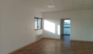  BUREAUX 76 m² PLOUDANIEL