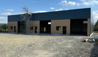  3 CELLULES D'ACTIVITES 200 m² YFFENDIC