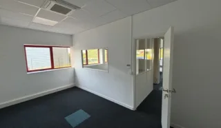  LOCAUX D'ACTIVITÉS 174 M² SAINT LUCE SUR LOIRE