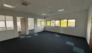  LOCAUX D'ACTIVITÉS 174 M² SAINT LUCE SUR LOIRE