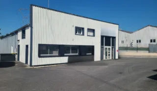  Local d'activités/commercial SAINT AVÉ 370 m²
