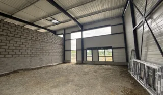  CELLULE D'ACTIVITÉS 142 m² GRANDCHAMPS DES FONTAINES