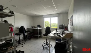  BUREAUX 215 m² VITRE
