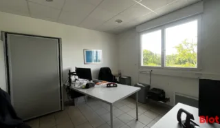  BUREAUX 215 m² VITRE
