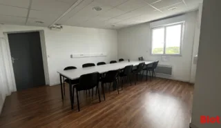  BUREAUX 215 m² VITRE