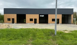  3 CELLULES D'ACTIVITES 200 m² YFFENDIC