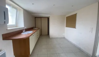  BUREAUX / LOCAUX COMMERCIAUX LANVALLAY 92 m²