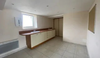  BUREAUX / LOCAUX COMMERCIAUX LANVALLAY 92 m²