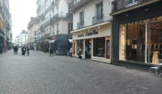  A SAISIR  BEL EMPLACEMENT D'ANGLE sur une artère commerçante 83 m² NANTES