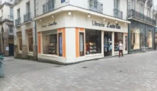  A SAISIR  BEL EMPLACEMENT D'ANGLE sur une artère commerçante 83 m² NANTES