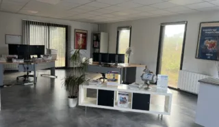  BATIMENT INDEPENDANT BUREAUX 240 m² REZE