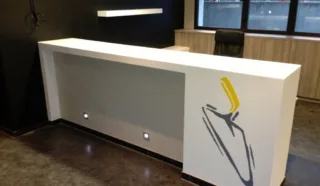  LOCAUX D'ACTVITÉS 577 M²