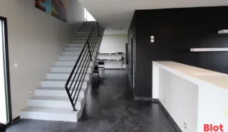  LOCAUX D'ACTVITÉS 577 M²