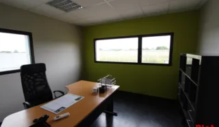  LOCAUX D'ACTVITÉS 577 M²