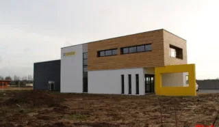  LOCAUX D'ACTVITÉS 577 M²