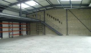  LOCAUX D'ACTVITÉS 577 M²