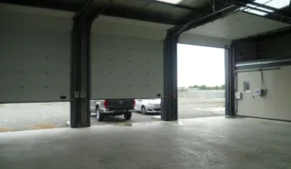  LOCAUX D'ACTVITÉS 577 M²