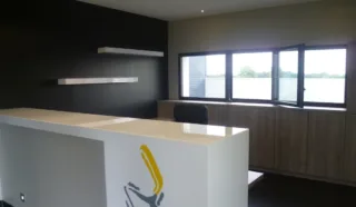  LOCAUX D'ACTVITÉS 577 M²