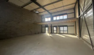  CELLULE D'ACTIVITÉS 208 m² GRANDCHAMPS DES FONTAINES