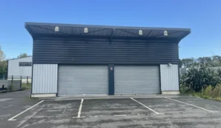  LOCAUX D'ACTIVITÉS AVEC CHAMBRE FROIDE 112 m² LANVOLLON