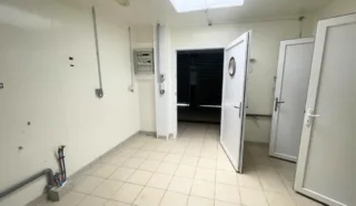  LOCAUX D'ACTIVITÉS AVEC CHAMBRE FROIDE 112 m² LANVOLLON