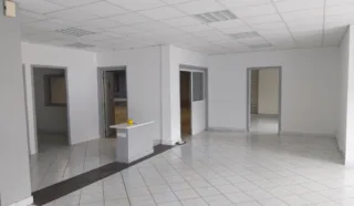  LOCAUX D'ACTIVITES 1 211 m² BRIEC