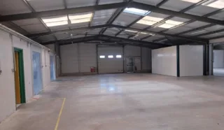  LOCAUX D'ACTIVITES 1 211 m² BRIEC