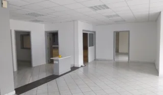  LOCAUX D'ACTIVITES 371 m² BRIEC