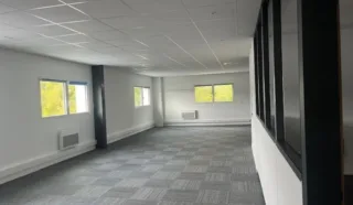  BUREAUX / LOCAUX D'ACTIVITÉS CRACH 586 m²