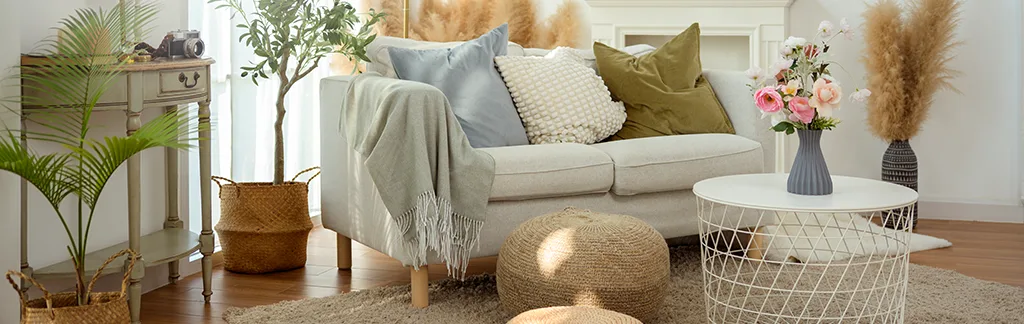 salon lumineux à la décoration soignée, dans des teintes douces et des matériaux naturels