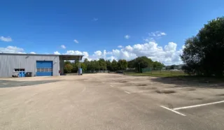  LOCAUX D'ACTIVITÉS ET TERRAIN 285 M² MORLAIX