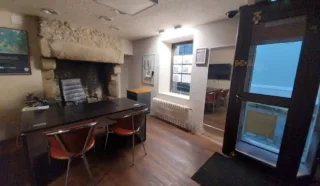  LOCAUX COMMERCIAUX / BUREAUX VITRINE AURAY 100 m²