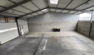  LOCAUX D'ACTVIITES 400 m² PLOUEDERN